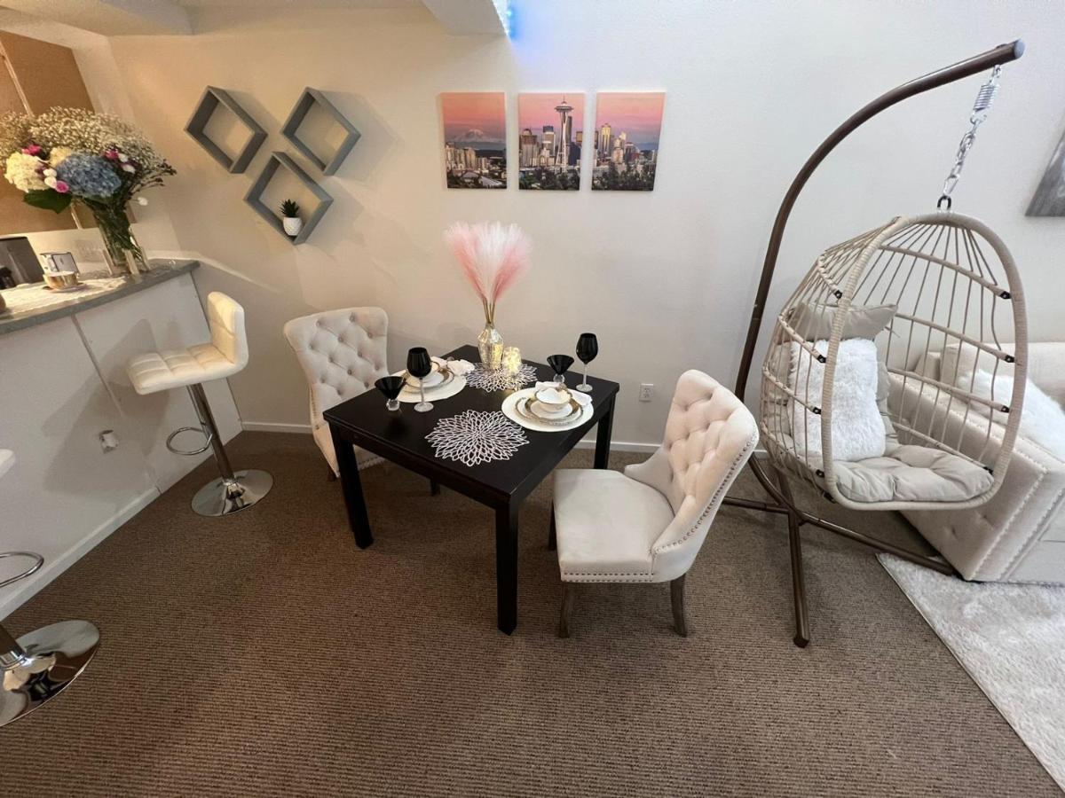 Cozy Downtown Condo Retreat With Space Needle View シアトル エクステリア 写真